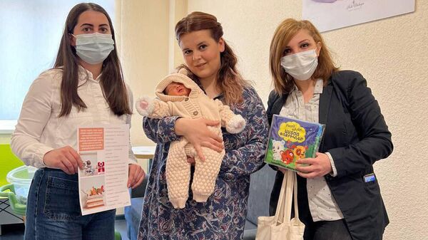 Խնկո Ապոր անվան ազգային մանկական գրադարանը գրքեր է նվիրում ծննդատներից դուրս գրվող նորածիններին և նրանց մայրիկներին (17 փետրվարի, 2022թ). Երևան - Sputnik Արմենիա