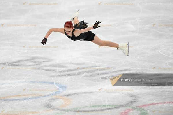 Александра Трусова творит историю в Пекине. Она - единственная, кому удалось прыгнуть пять четверных в одной программе. - Sputnik Армения