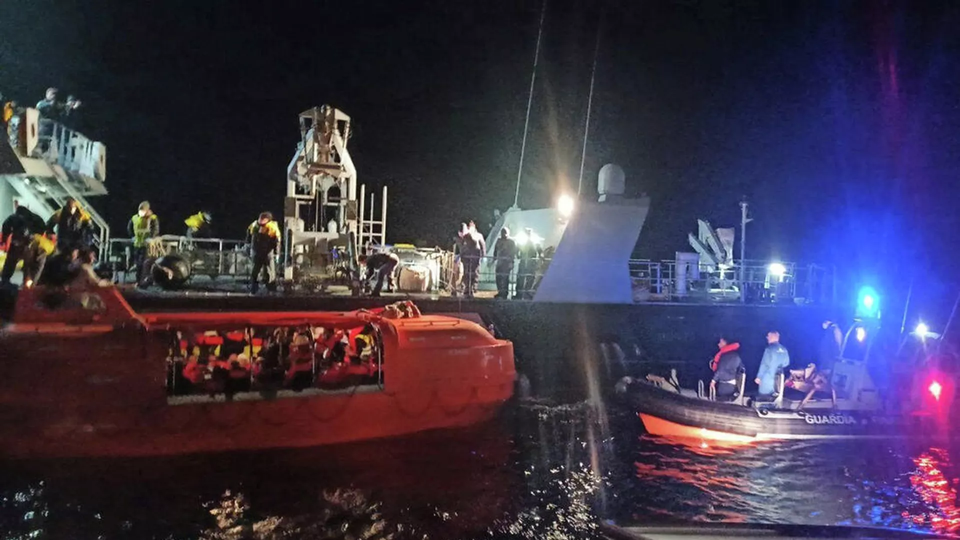 Спасательная шлюпка во время спасательной операции после того, как паром Euroferry Olympia под итальянским флагом загорелся у острова Корфу (18 февраля 2022). Греция