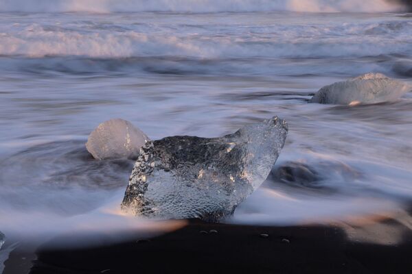 Սառցե ծովալճից պոկված սառցակտորները։ - Sputnik Արմենիա