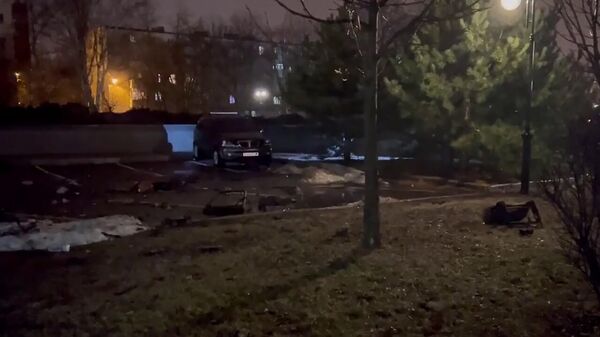 Кадры с места взрыва автомобиля возле здания администрации Донецка. - Sputnik Армения