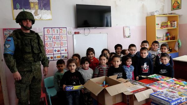Российские миротворцы оказали гуманитарную помощь 27 детям из села Ашан Нагорного Карабаха - Sputnik Армения