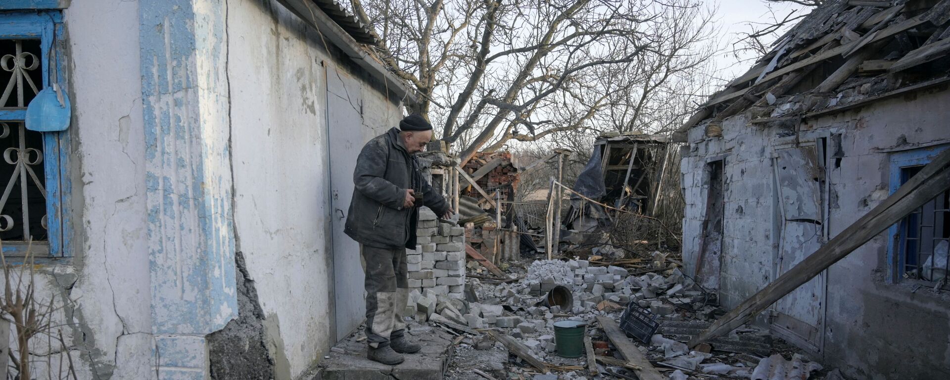 Разрушенное здание в результате обстрела в деревне Тарамчук Донецкой области  - Sputnik Армения, 1920, 17.03.2022