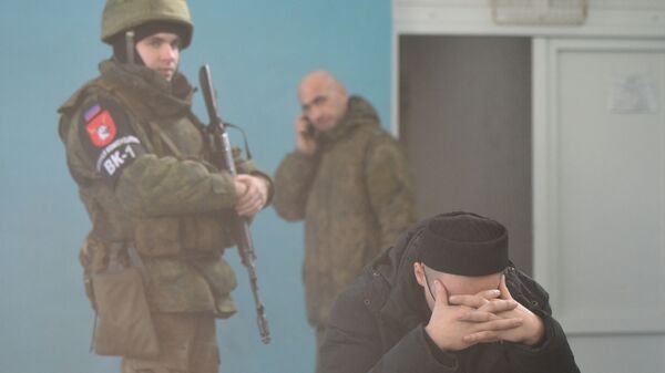 Мужчина на сборном пункте военного комиссариата в школе №19 города Донецка - Sputnik Армения