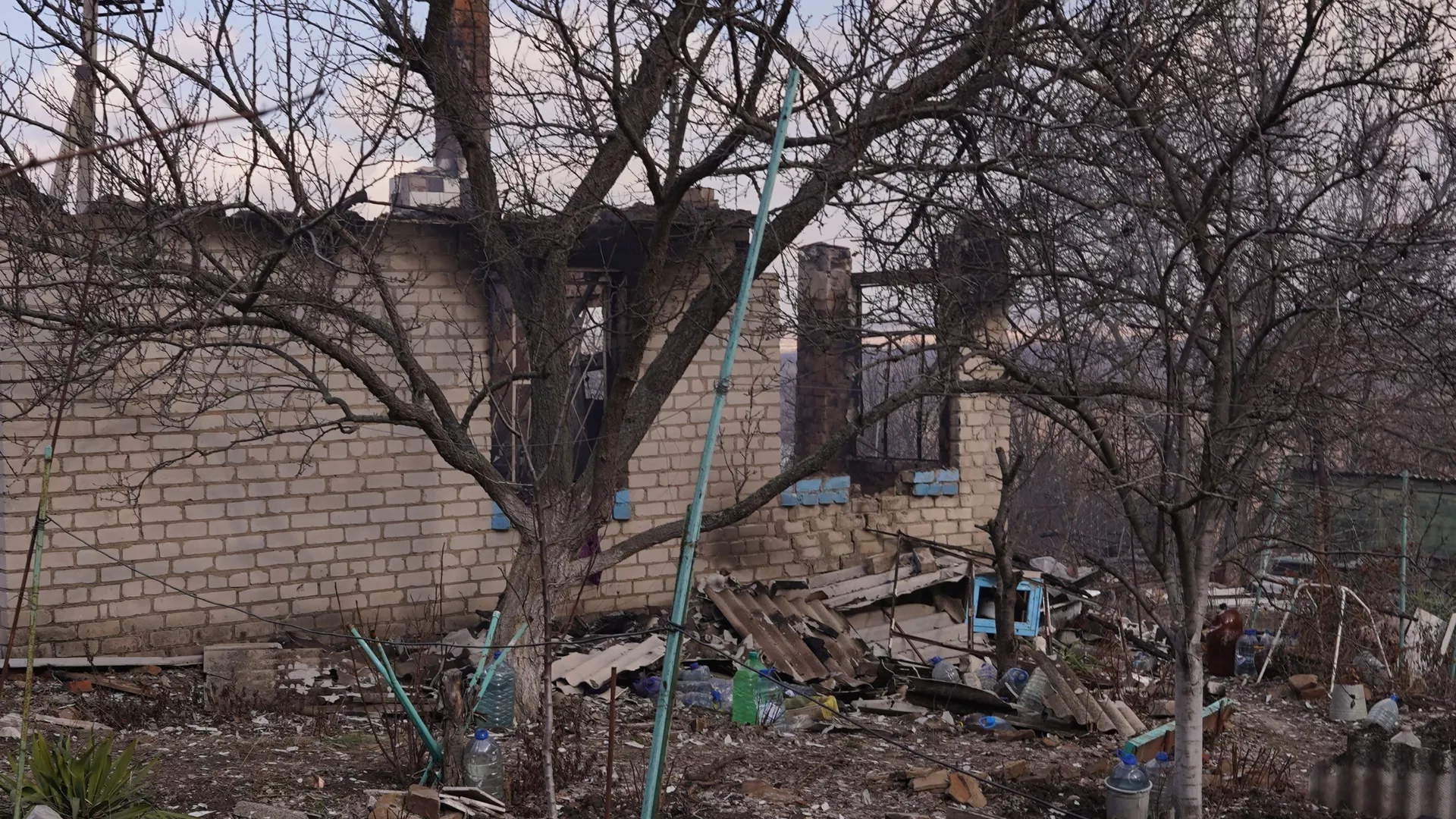 Последствия артиллерийского удара Вооруженных сил Украины по селу Пионерское в ЛНР