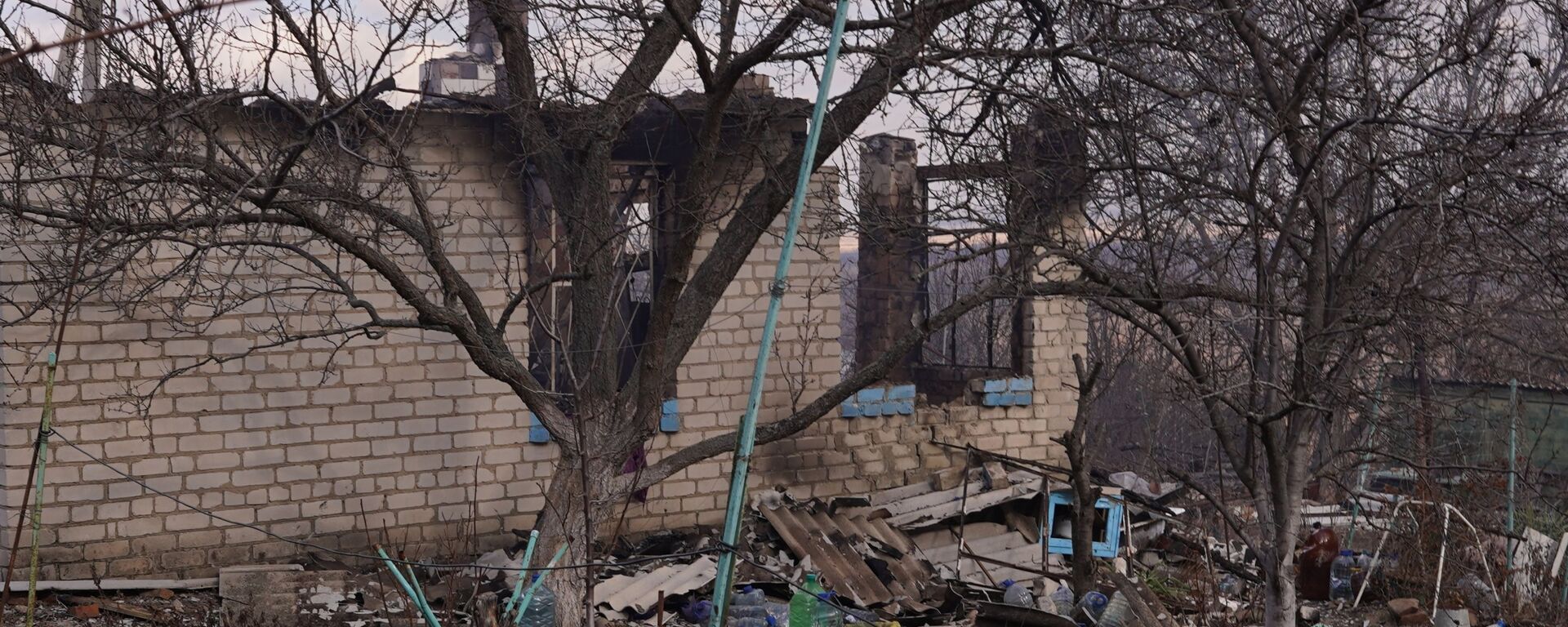 Последствия артиллерийского удара Вооруженных сил Украины по селу Пионерское в ЛНР - Sputnik Армения, 1920, 24.02.2022