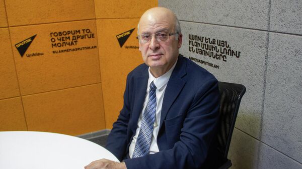 Председатель Комитета по языку Давид Гюрджинян в гостях радио Sputnik - Sputnik Армения