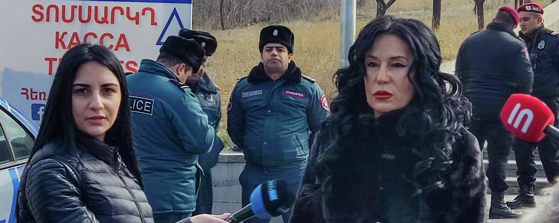 Наира Зограбян отвечает на вопросы журналистов перед зданием спортивно-концертного комплекса имени Карена Демирчяна в день заседании Евронест (22 февраля 2022). Еревaн - Sputnik Армения, 1920, 22.02.2022