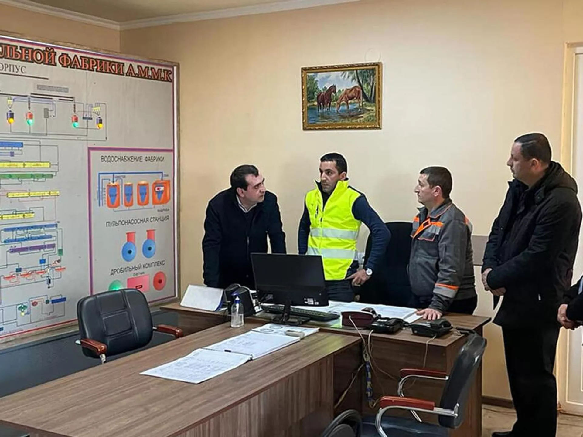 Заместитель министра территориального управления и инфраструктур Ованнес Арутюнян посетил ЗАО Агаракский медно-молибденовый комбинат (22 февраля 2022). Сюник Заместитель министра территориального управления и инфраструктур Ованнес Арутюнян посетил ЗАО Агаракский медно-молибденовый комбинат (22 февраля 2022). Сюник