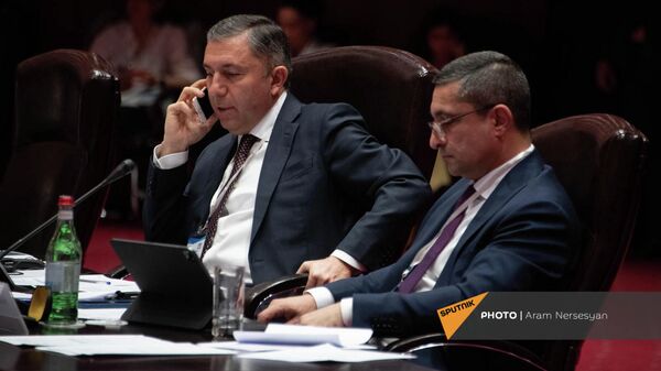 Азербайджанские депутаты Таир Миркишили и Солтан Маммадов на заседании Евронест (22 февраля 2022). Еревaн - Sputnik Армения