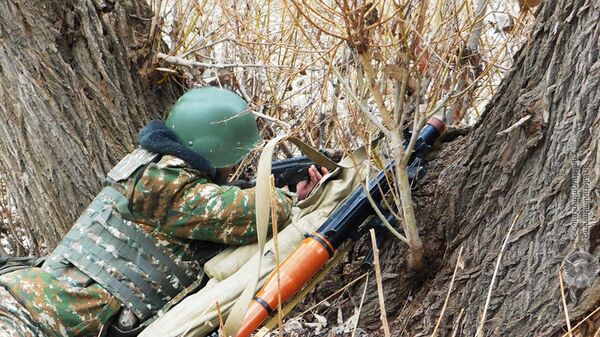 Армянские военнослужащие во время огневых учений в одной из воинских частей - Sputnik Армения