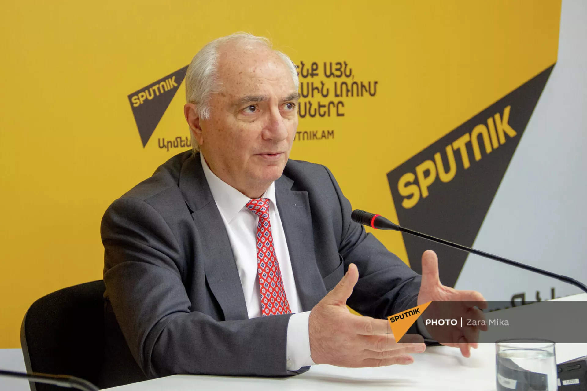 Пресс-конференция лидера Демократической партии Армении Арама Саркисяна в мультимедийном пресс-центре Sputnik (23 февраля 2022). Еревaн Пресс-конференция лидера Демократической партии Армении Арама Саркисяна в мультимедийном пресс-центре Sputnik (23 февраля 2022). Еревaн - Sputnik Армения, 1920, 23.02.2022