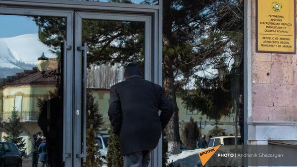 Мужчина заходит в муниципалитет Апарана - Sputnik Армения