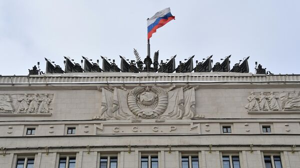 Ռուսաստանի դրոշը Մոսկվայում պաշտպանության նախարարության շենքի վրա - Sputnik Արմենիա