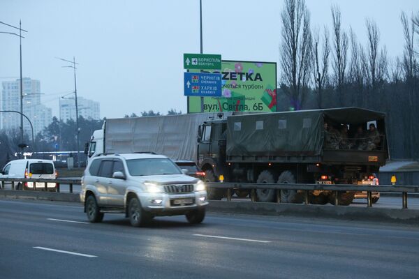 Զինվորականներով բեռնատարը Կիևի փողոցներից մեկում - Sputnik Արմենիա