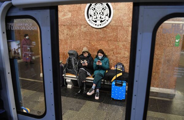 Ճամպրուկներով կանայք&#x60; Կիևի մետրոյի կայարաններից մեկում։  - Sputnik Արմենիա