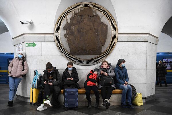 Մարդիկ թաքնվում են Կիևի մետրոյի «Վոկզալնայա» կայարանում։ - Sputnik Արմենիա