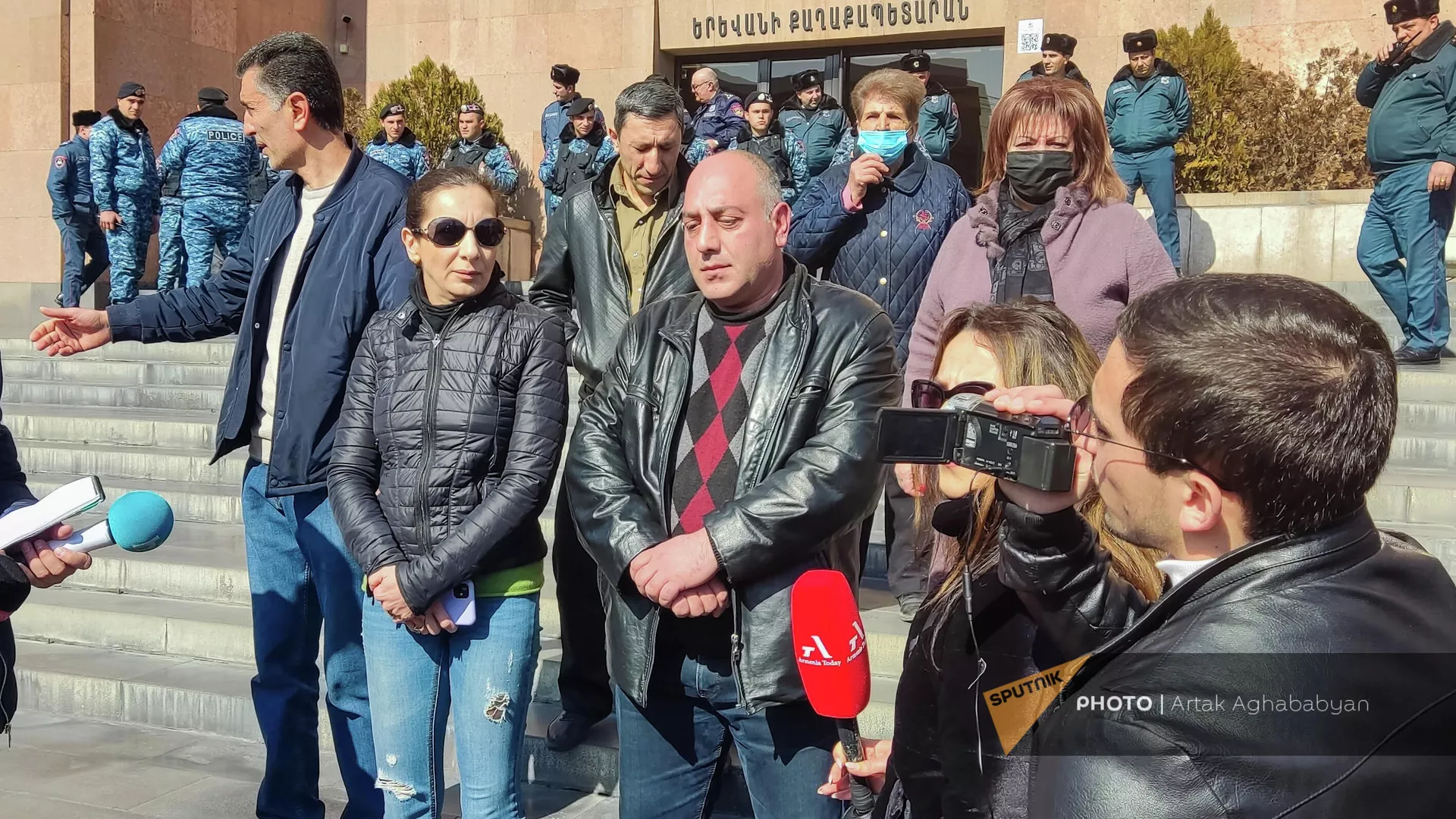 Акция протеста бывших сотрудников ереванского зоопарка у мэрии (24 февраля 2022). Еревaн Акция протеста бывших сотрудников ереванского зоопарка у мэрии (24 февраля 2022). Еревaн - Sputnik Армения, 1920, 24.02.2022