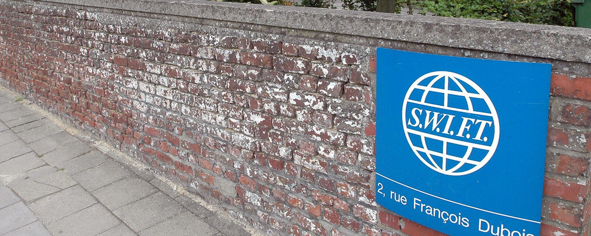 Логотип SWIFT рядом со штаб-квартирой в Брюсселе - Sputnik Армения, 1920, 26.02.2022