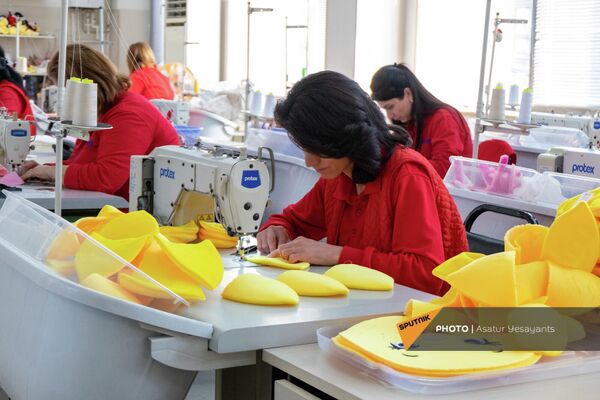 Рабочий процесс на заводе по производству игрушек Mankan - Sputnik Армения