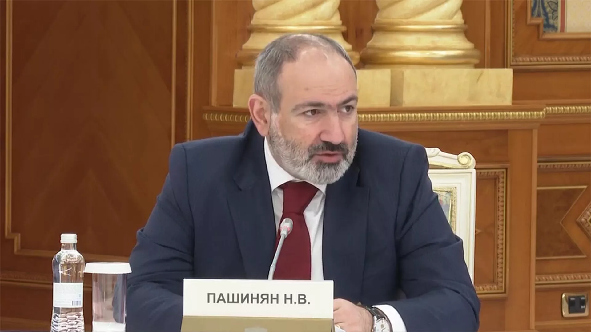 Премьер-министр Армении Никол Пашинян на встрече с президентом Казахстана Касым-Жомартом Токаевым и главами правительств ЕАЭС (25 яевраля 2022). Нур-Султан