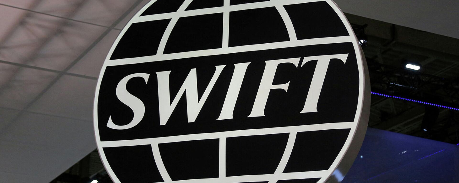 Логотип глобального кооператива по безопасным финансовым сообщениям SWIFT на банковской и финансовой конференции SIBOS в Торонто  - Sputnik Армения, 1920, 01.03.2022