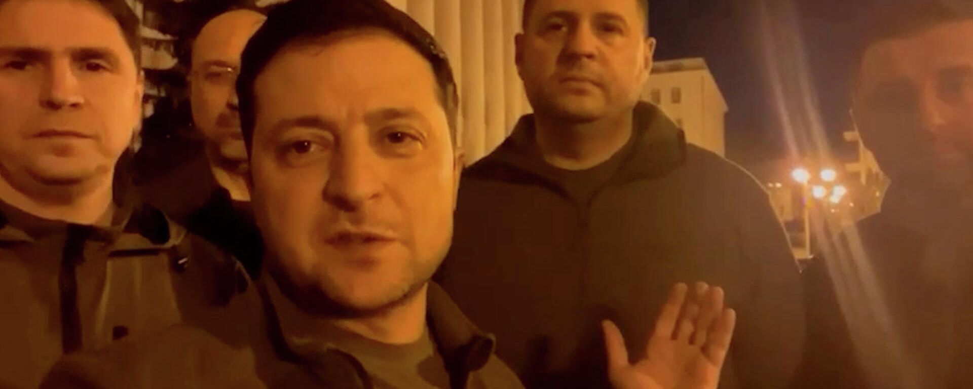 Зеленский опубликовал видео, на котором заявил, что он и руководство правительства и парламента находятся в Киеве - Sputnik Армения, 1920, 25.02.2022