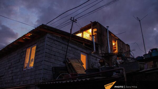 Освещенные окна в одном из домов в старом районе Конд - Sputnik Армения