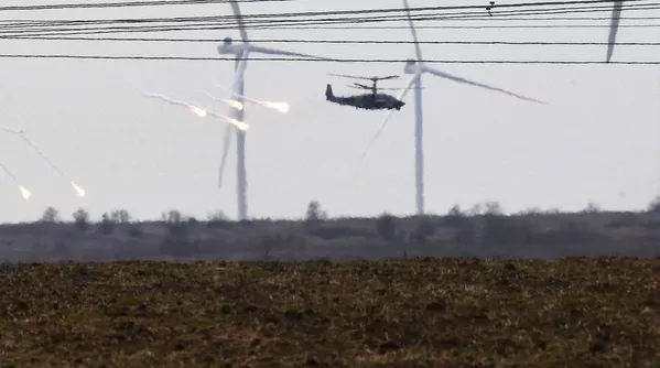 Вертолет Ка-52М около колонны военной техники ВС РФ в Армянске - Sputnik Армения