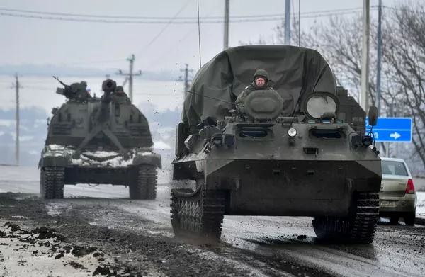 Российская военная техника движется по дороге у границы с Украиной в Белгородской области, Россия - Sputnik Армения