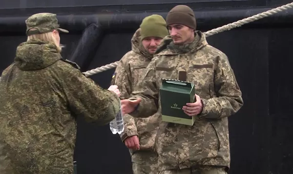 Военнослужащие ВСУ, добровольно сдавшиеся в плен,  получают продовольствие и воду по прибытии в Севастополь - Sputnik Армения