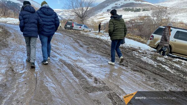 Покрытая грязью дорога в Ширакской области - Sputnik Армения