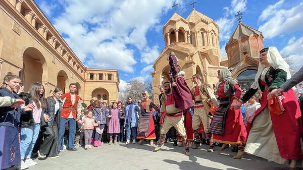 Празднование Барекендана у церкви Святой Богородицы (27 февраля 2022). Еревaн - Sputnik Армения