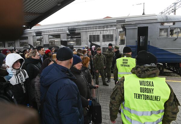 Прибывшие из Львова жители Украины на железнодорожном вокзале в Пшемысле (27 февраля 2022). Польша - Sputnik Армения