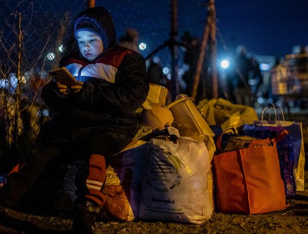 Ребенок на пограничном переходе Медыка между Украиной и Польшей (26 февраля 2022). Польша - Sputnik Армения