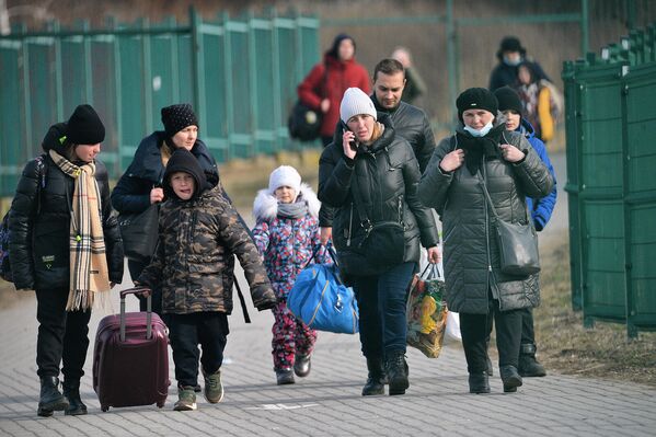 Жители Украины пересекают границу через КПП Медыка-Шегини (26 февраля 2022). Польша - Sputnik Армения