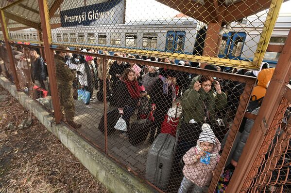 Прибывшие из Львова жители Украины на железнодорожном вокзале в Пшемысле (27 февраля 2022). Польша - Sputnik Армения