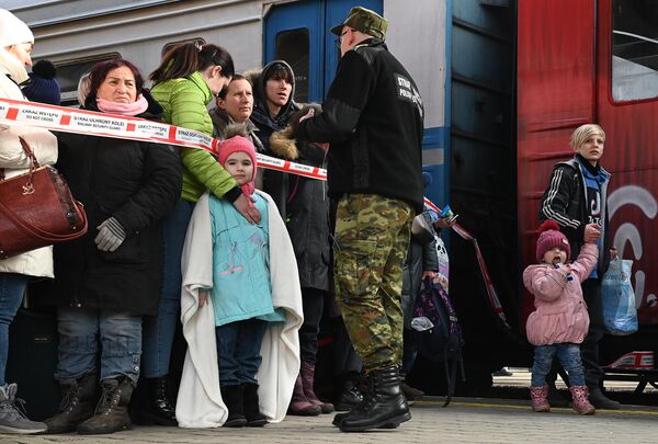 Լվովից ժամանած Ուկրաինայի բնակիչները Պշեմիսլայի երկաթուղային կայարանում (27 փետրվարի, 2022թ)․ Լեհաստան - Sputnik Արմենիա