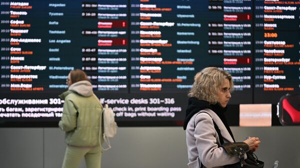 Электронное табло с запретами на вылет в терминале Международного аэропорта Шереметьево - Sputnik Армения