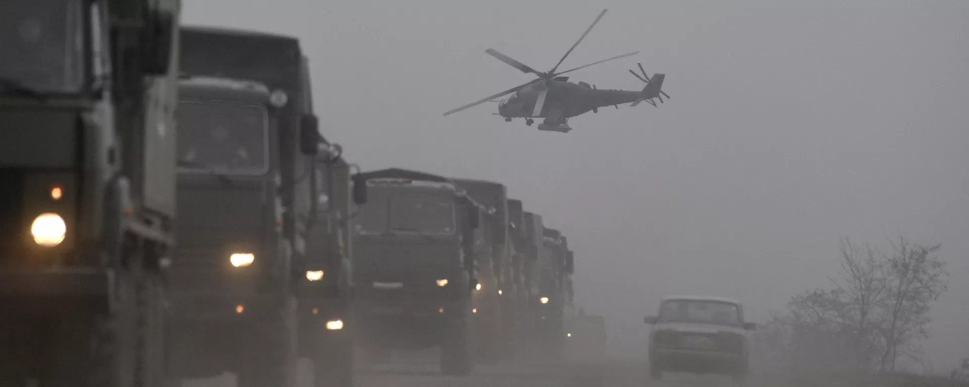Колонна грузовых автомобилей ВС РФ и ударный вертолет Ми-24 ВКС РФ в Армянске - Sputnik Армения, 1920, 04.07.2023