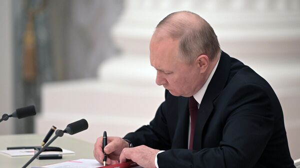 Президент РФ Владимир Путин во время подписания указов - Sputnik Արմենիա