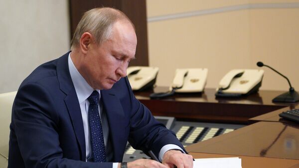 Президент РФ Владимир Путин во время подписания документов - Sputnik Армения