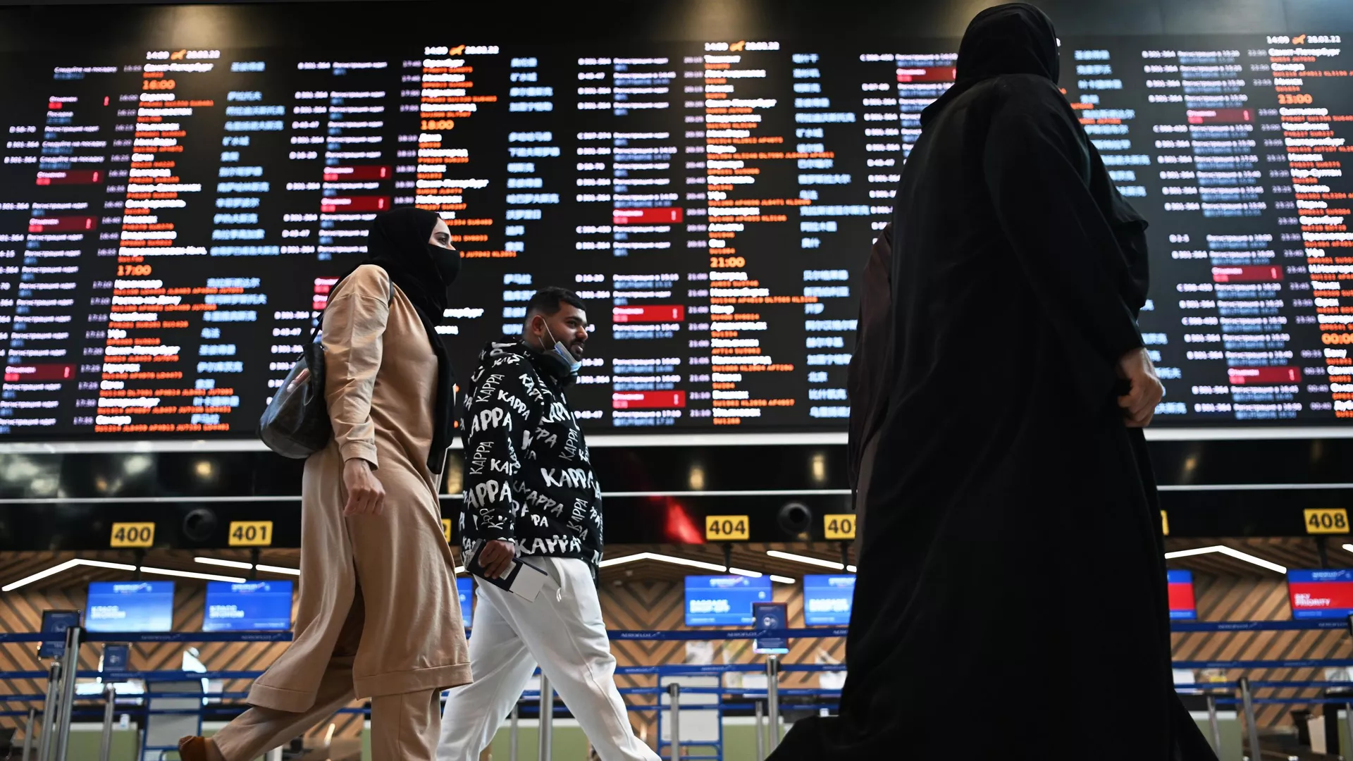 Пассажиры проходят перед электронным табло с отмененными рейсами в терминале Международного аэропорта Шереметьево Пассажиры проходят перед электронным табло с отмененными рейсами в терминале Международного аэропорта Шереметьево - Sputnik Армения, 1920, 02.03.2022
