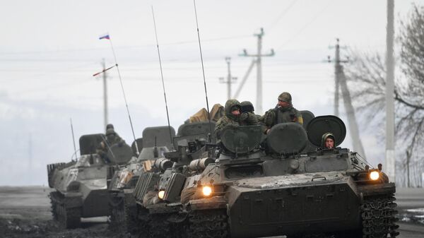 Военнослужащие РФ на шоссе возле границы с Украиной в Белгородской области - Sputnik Արմենիա