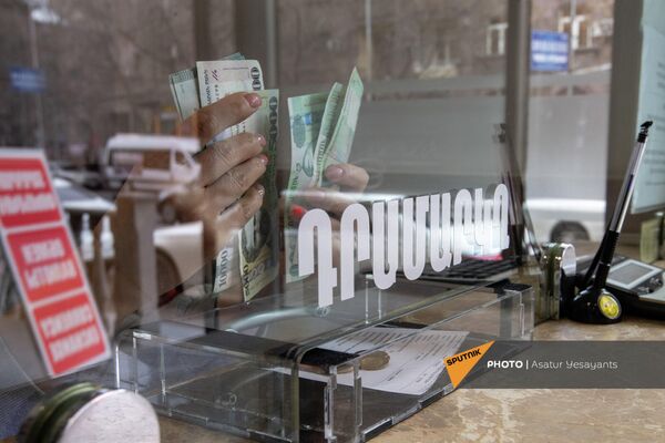 Сотрудник обменного пункта валюты в Ереване считает армянские драмы - Sputnik Армения