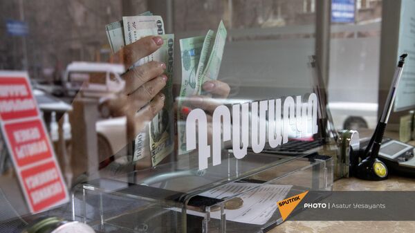 Сотрудник обменного пункта валюты в Ереване считает армянские драмы - Sputnik Армения