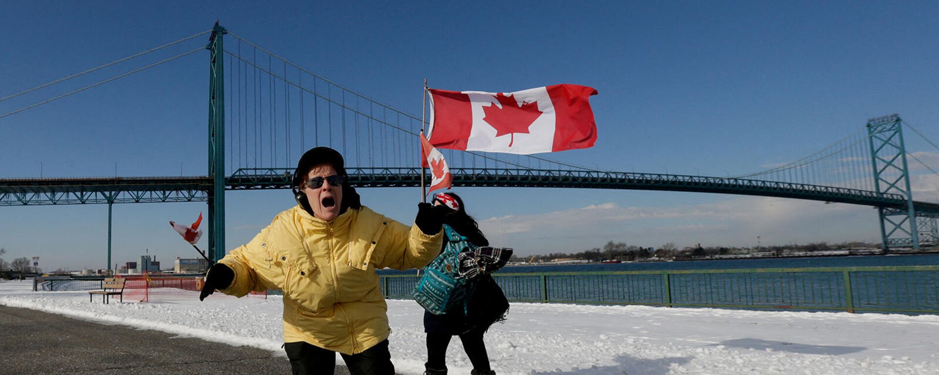 Держащий флаг Канады активист на акции протеста против принудительной вакцинации от Covid-19 возле моста Амбассадор (9 февраля 2022). Онтарио - Sputnik Армения, 1920, 01.03.2022