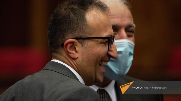 Арсен Торосян беседует с Ваагном Хачатуряном перед началом очередного заседания Национального Собрания Армении (2 марта 2022). Еревaн - Sputnik Армения
