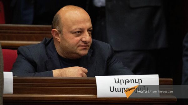 «Հայաստան» խմբակցության պատգամավոր Արթուր Սարգսյանը Ազգային ժողովի հեթական նիստից առաջ (2 մարտի, 2022թ). Երևան - Sputnik Արմենիա