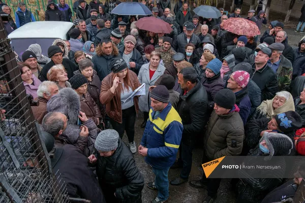 Птицефабрика Лусакерт раздает курицы перед закрытием Птицефабрика Лусакерт раздает курицы перед закрытием - Sputnik Армения